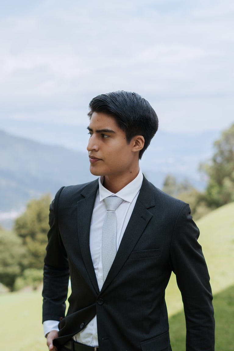 Hombre moreno apuesto en traje elegante en medio del campo de la naturaleza