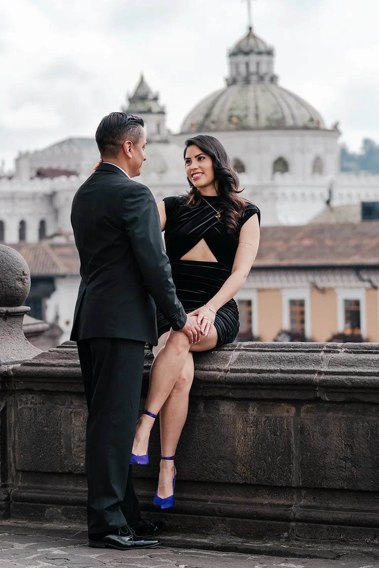 Retrato de pareja de recién comprometidos en frente de una iglesia del centro histórico de Quito