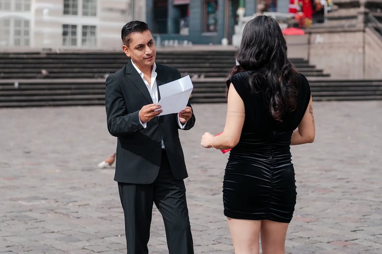 Hombre leyendo una carta a su novia en la plaza grande