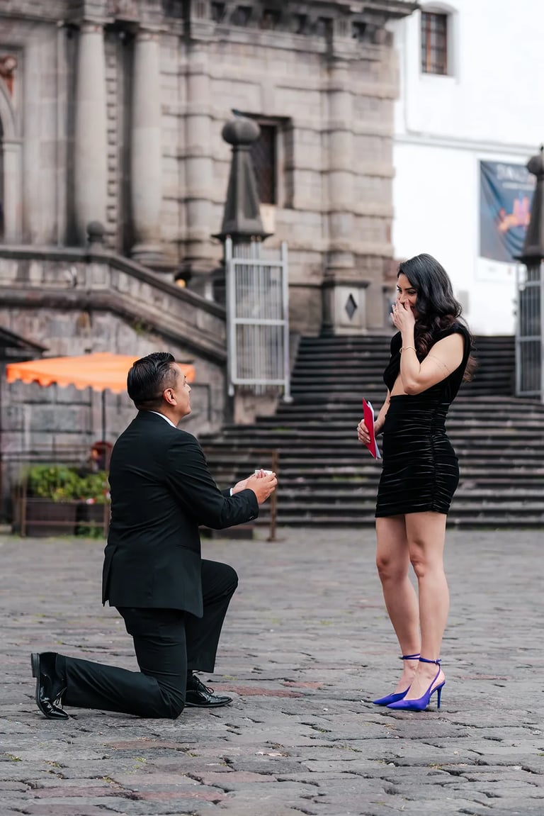 Novio pidiendole matrimonio a su novia en el centro histórico de Quito, pedida de mano