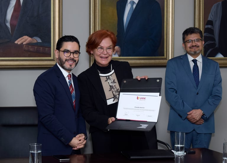 Dos hombres y una mujer alegres recibiendo una condecoración