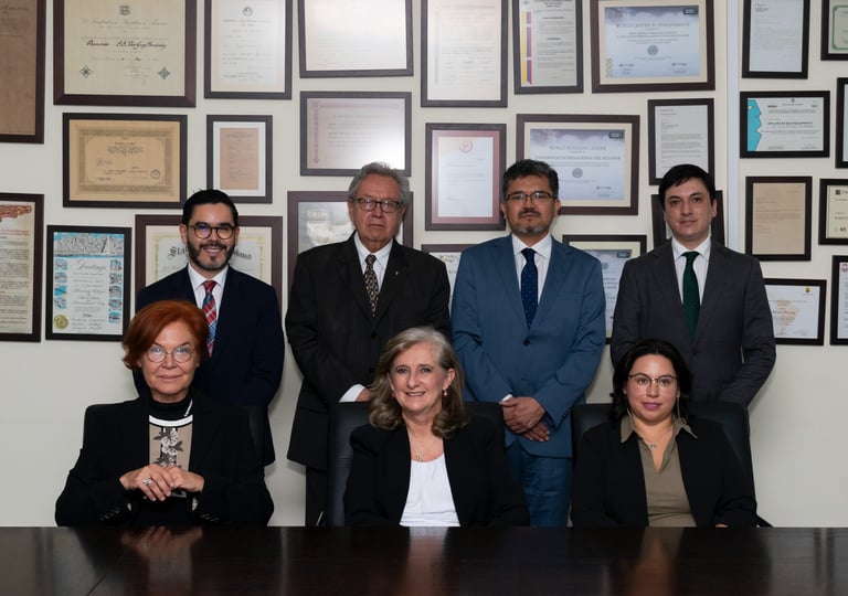 Retrato grupal de un grupo de académicos universitarios