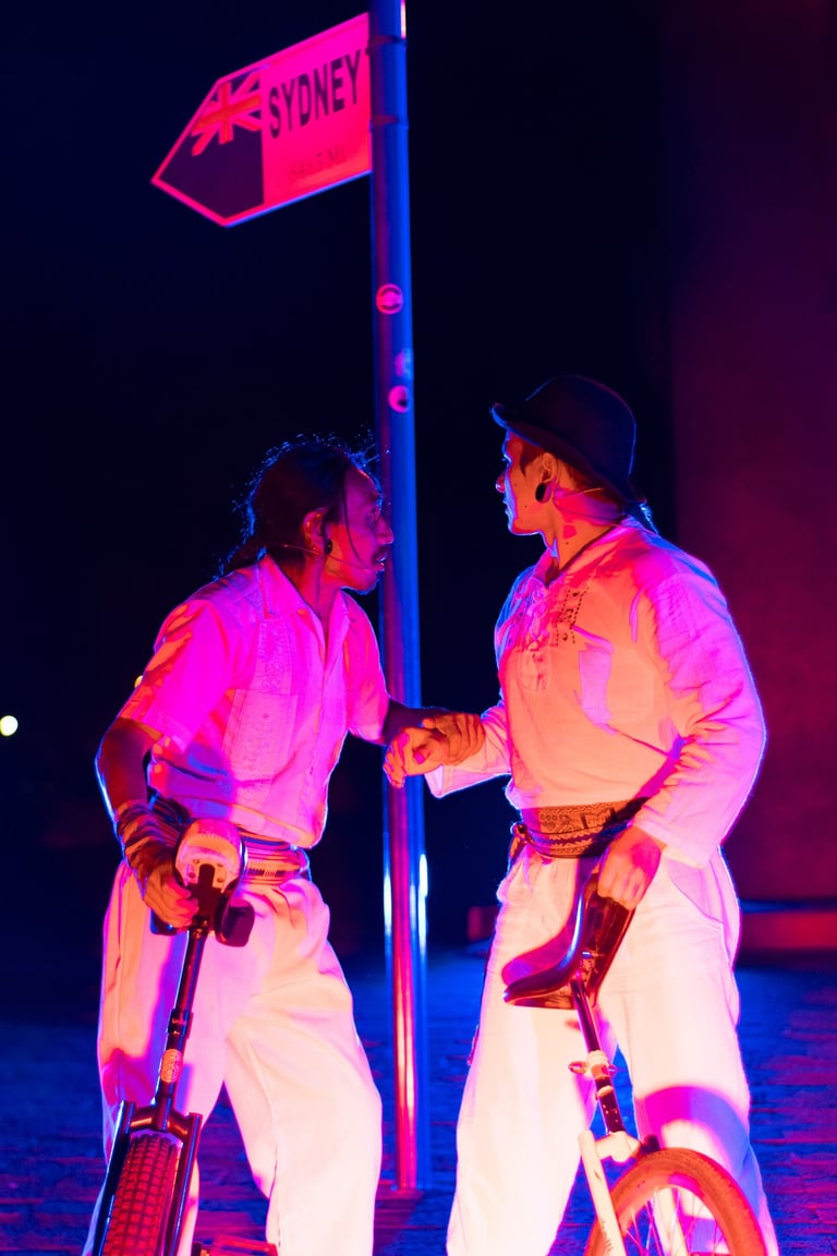 Hombres indígenas en monociclos sorprendidos con luces de neon