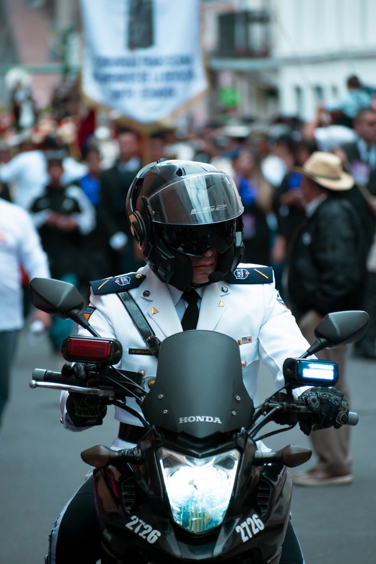Autoridad policial con estilo montando en su motocicleta con un traje blanco con negro