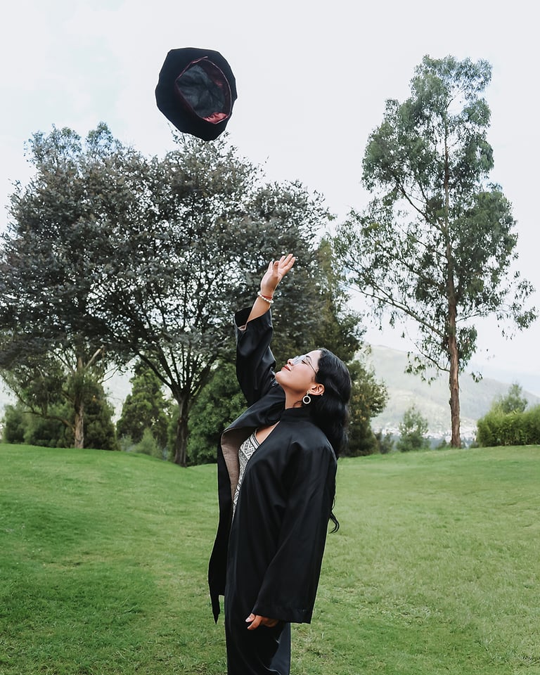 Mujer universitaria graduada lanzando su sombrero al aire suspendido