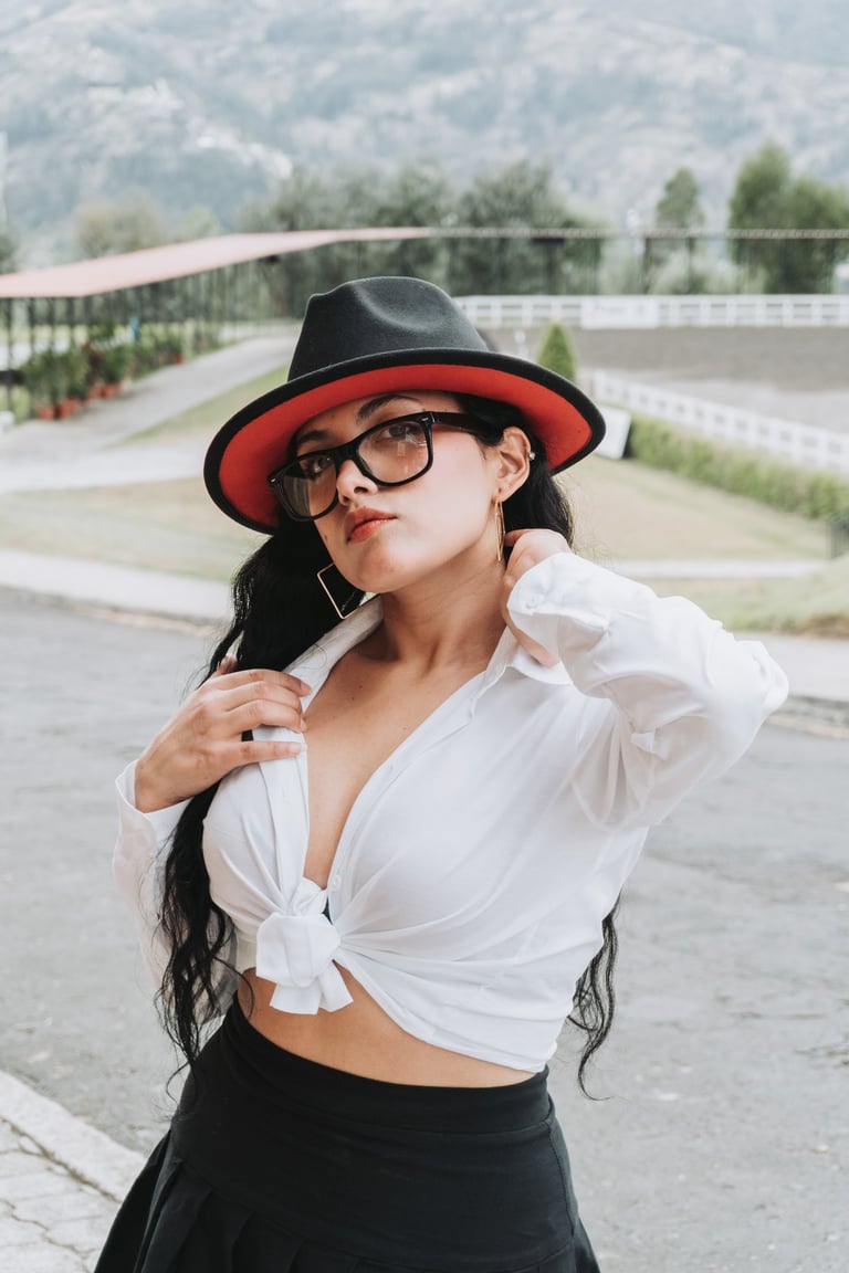 Mujer vestida de vaquera con sombrero en una granja