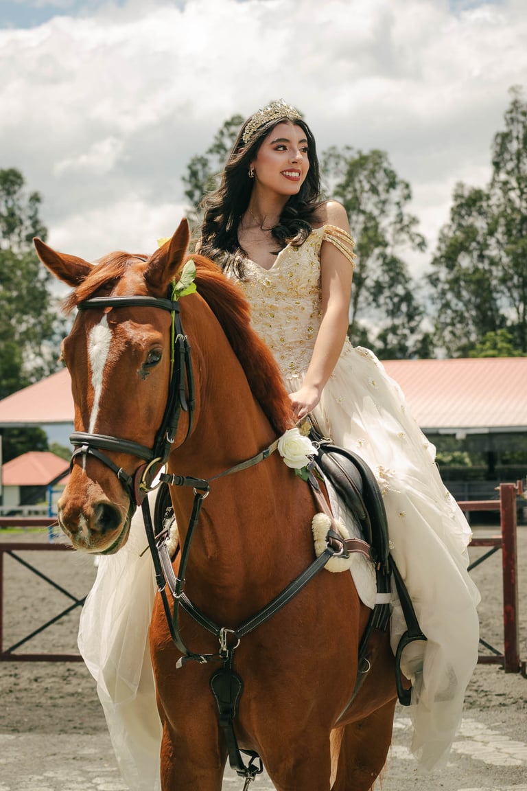 Fotografía de quinceañera con vestido amarillo montada a caballo en la naturaleza de Quito Ecuador