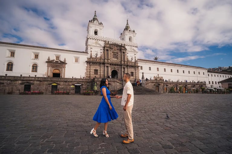Sesión de fotos preboda destino en centro histórico de Quito, pareja bailando