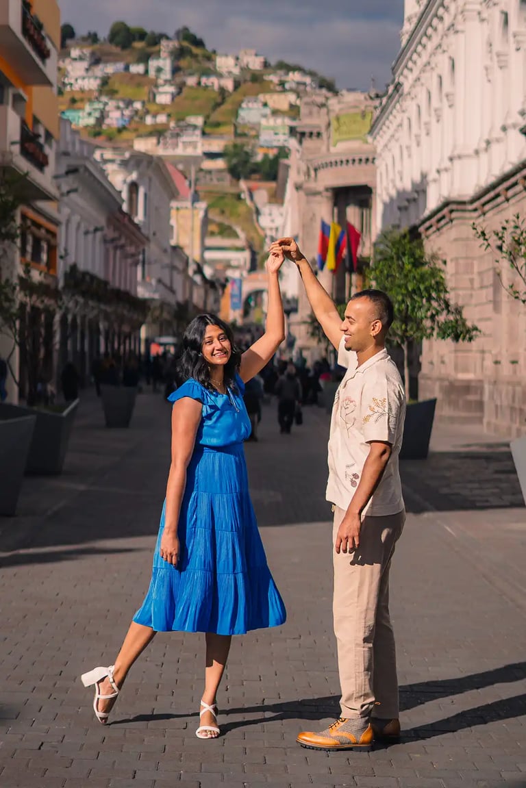 Sesión preboda en el centro histórico de Quito de Pareja bailando felices