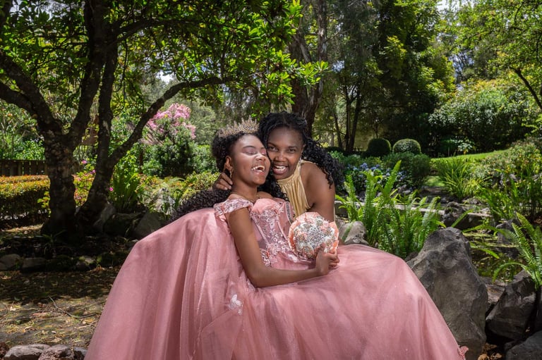 Sesión de fotografía profesional de 15 años inclusiva en el jardín botánico de Quito, Ecuador