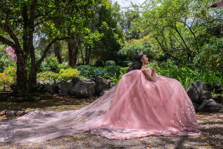 Sesión de fotografía profesional de 15 años inclusiva en el jardín botánico de Quito, Ecuador
