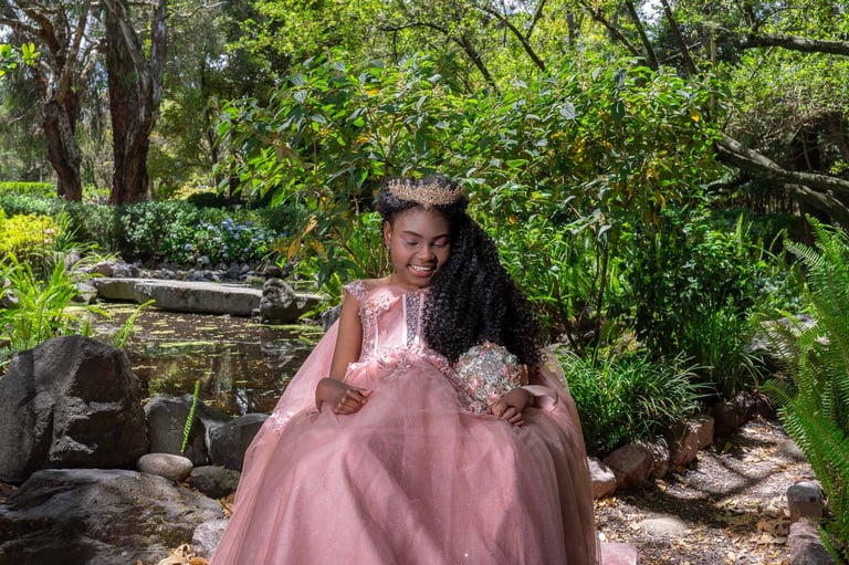 Sesión de fotografía profesional de 15 años inclusiva en el jardín botánico de Quito, Ecuador