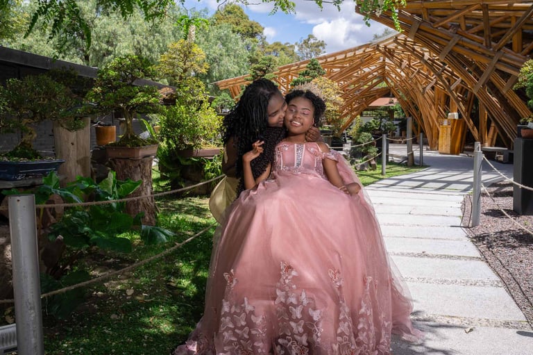 Sesión de fotografía profesional de 15 años inclusiva en el jardín botánico de Quito, Ecuador