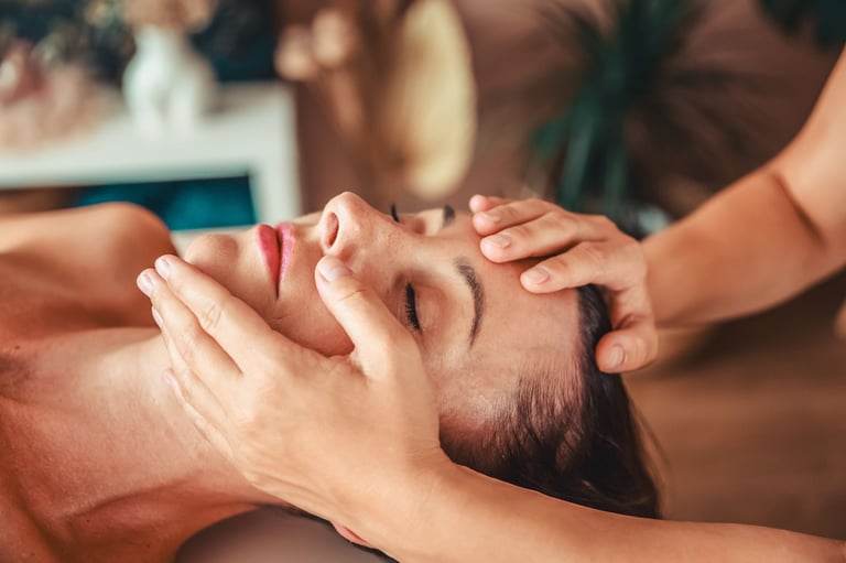 Emilia Tura wykonuje masaż twarzy w Jaworznie, metodą Lomi Lomi