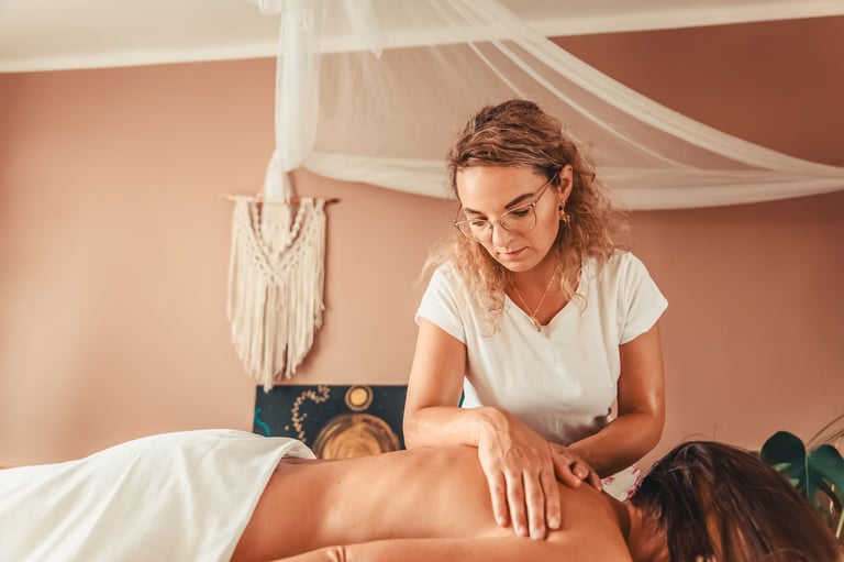 Emilia Tura wykonuje masaż relaksacyjny w Jaworznie