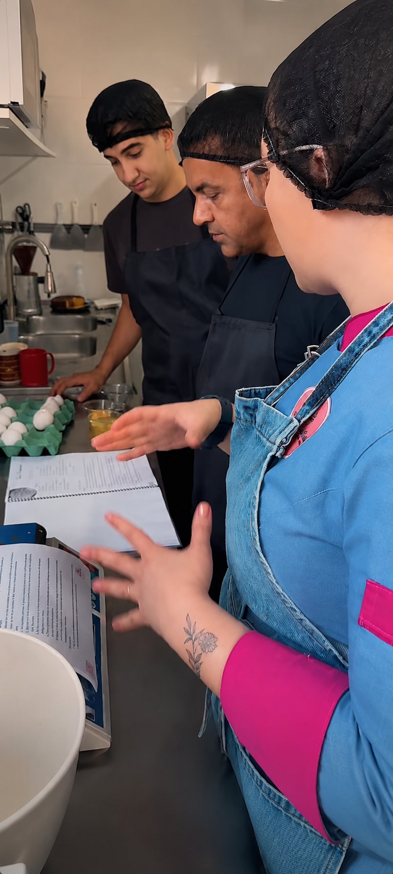 Viviane Mengue ensinando confeitaria e empreendedorismo em ambiente de produção artesanal