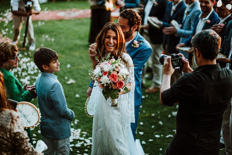 Photographe de mariage, Mariage en plein air, , Mariée avec bouquet, Mariage bohème chic