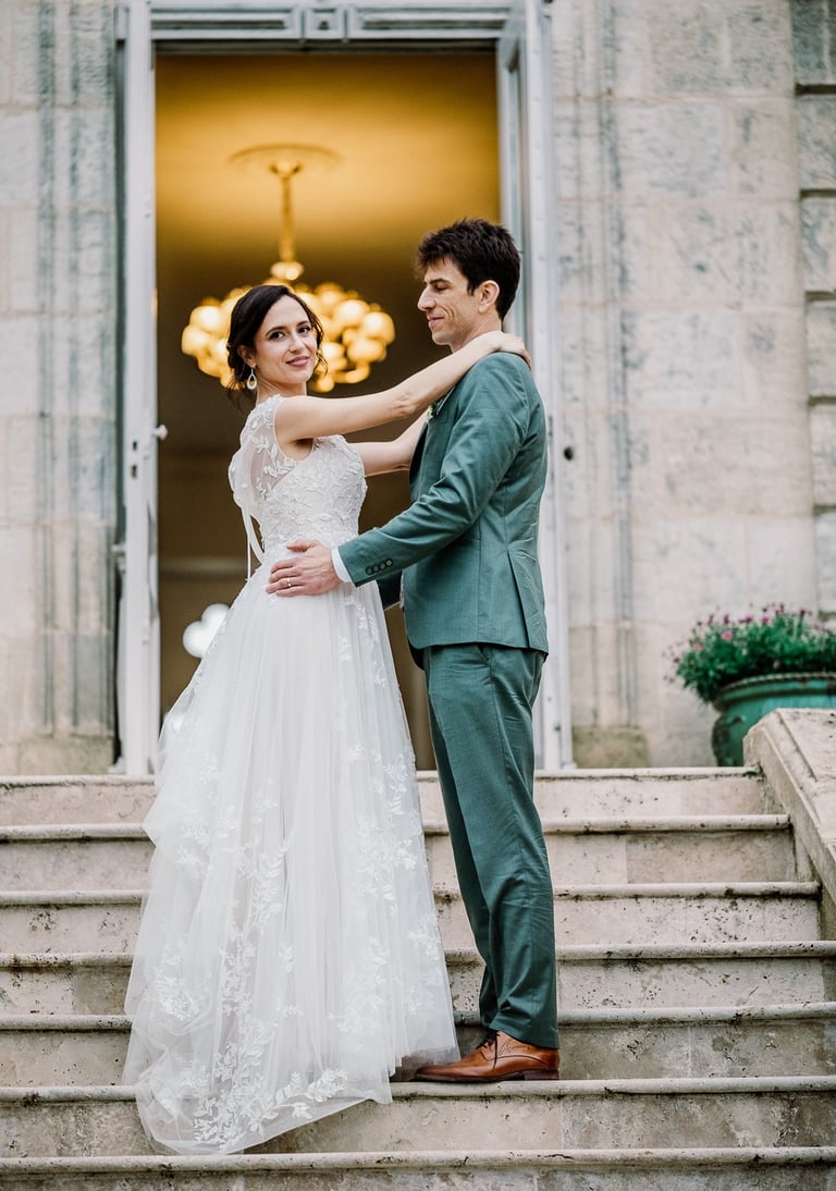 photographie de mariage, couple de mariés, portrait romantique, robe de mariée en dentelle, costume vert marié