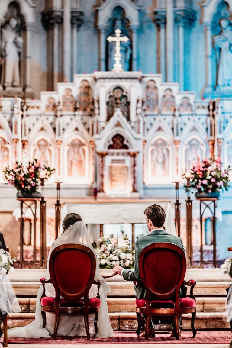 mariage à l'église, cérémonie religieuse, autel de l'église, couple de dos, moment solennel, ambiance sacrée,