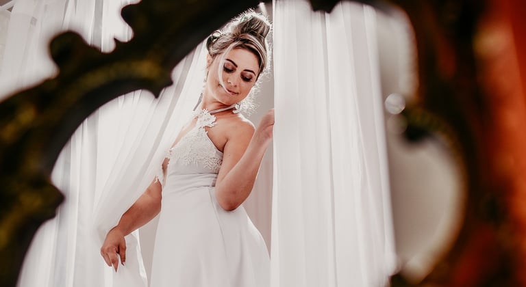  photographie de mariage, portrait de mariée, moment de préparation, lumière naturelle, reflet dans un miroir, élégance,