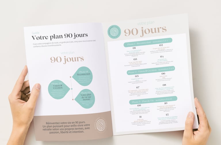 page intérieure du livre d’exercice de humania retraite tenu par une personne dont on voit seulement les mains