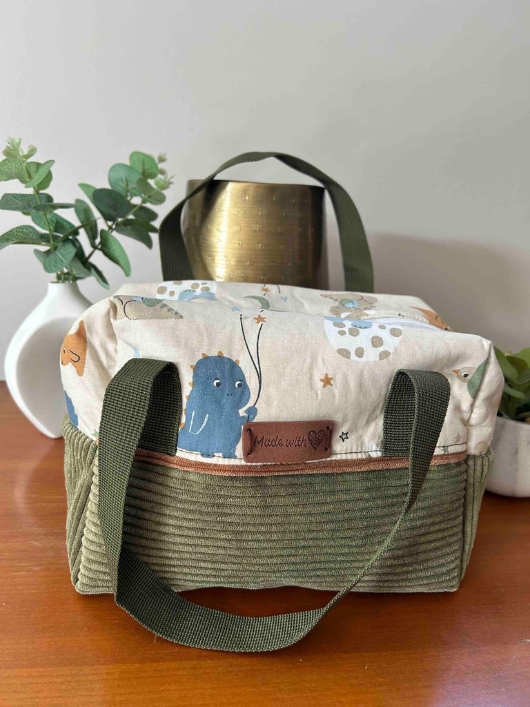  Trousse de toilette faite main à motif dinosaures, avec un fond en velours côtelé vert..