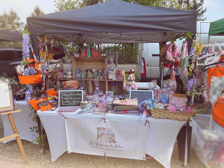 Stand de marché de créateurs avec les créations en tissu de la marque