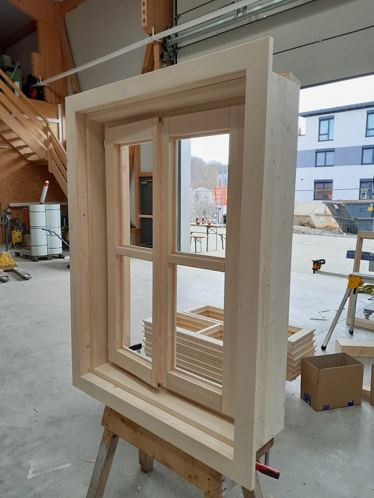 Maßgefertigtes Holzfenster im Rohbauzustand auf Montagebock in der Schreinerei-Werkstatt am Ammersee.