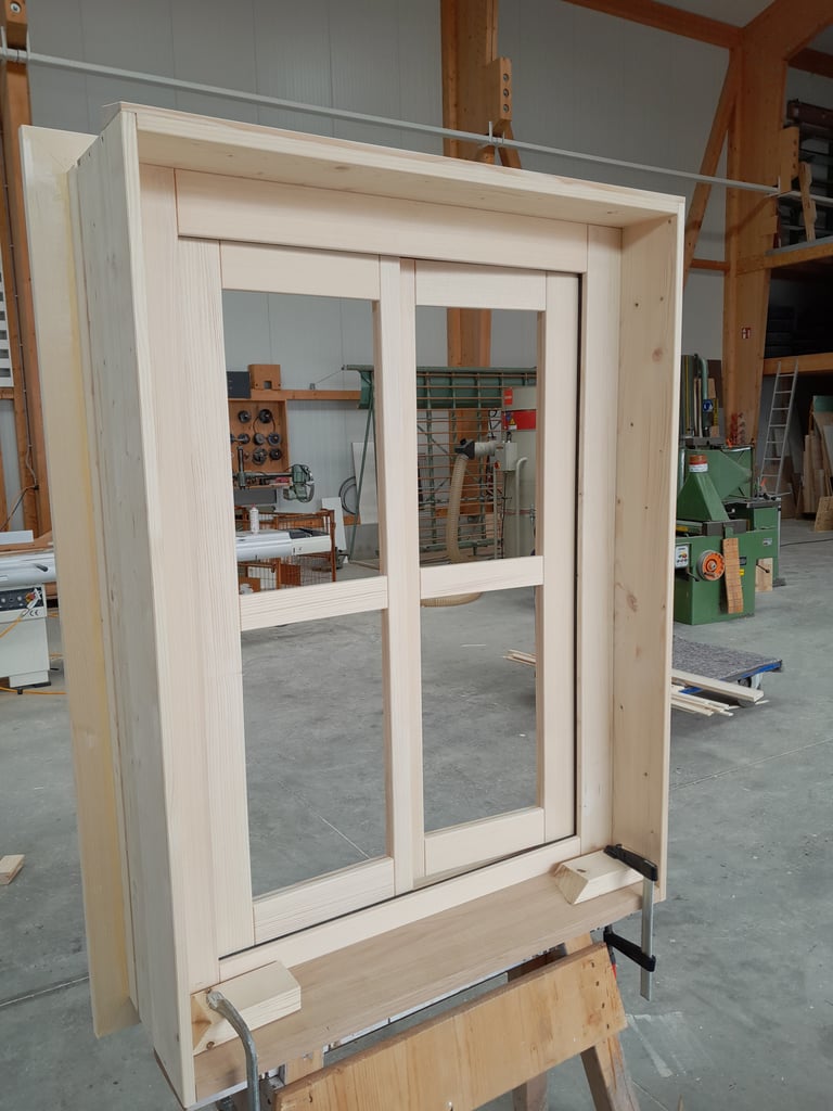 Maßgefertigtes Holzfenster im Rohbauzustand auf Montagebock in der Schreinerei-Werkstatt am Ammersee.