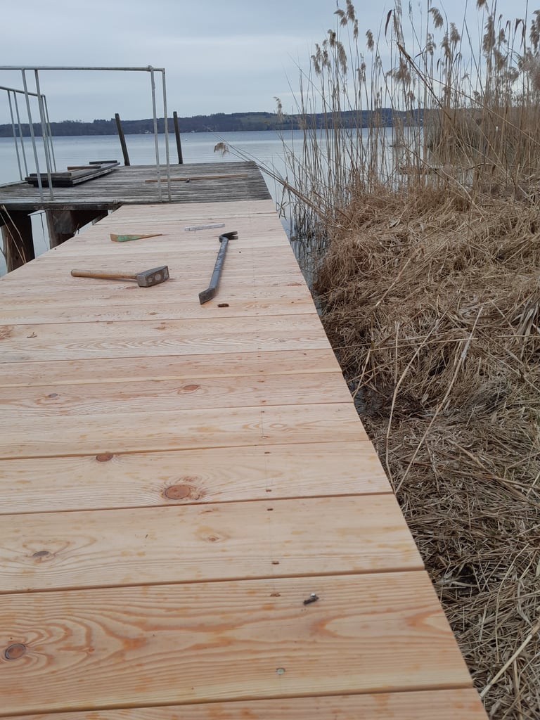 Erneuerung eines Holzstegs mit Lärchenholz-Dielen durch Holztechnik Volk.