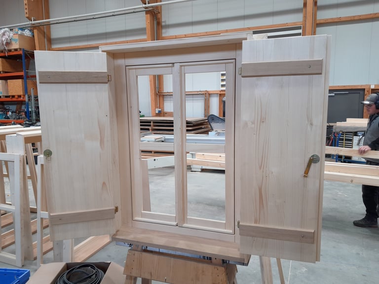 Maßgefertigtes Holzfenster im Rohbauzustand auf Montagebock in der Schreinerei-Werkstatt am Ammersee.