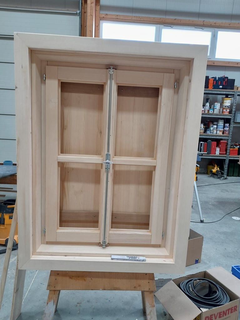 Maßgefertigtes Holzfenster im Rohbauzustand auf Montagebock in der Schreinerei-Werkstatt am Ammersee.