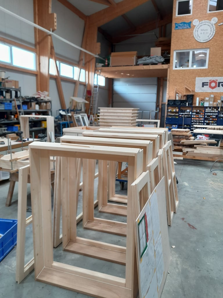 Serienfertigung von Holzfensterrahmen in der Schreinerei-Werkstatt, Rahmen aufgereiht und zum Einbau vorbereitet