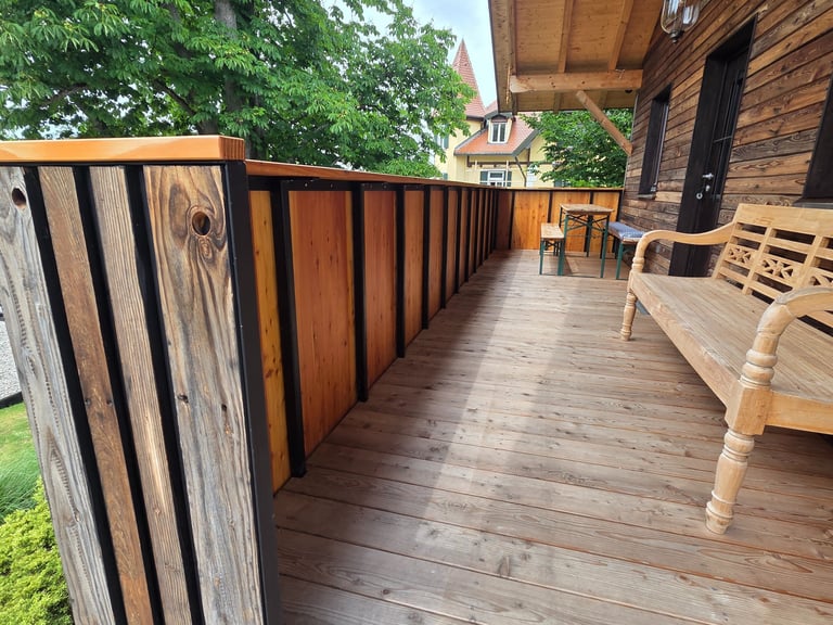 Maßgefertigter Holzbalkon mit massivem Geländer und Dielenboden von Holztechnik Volk am Ammersee