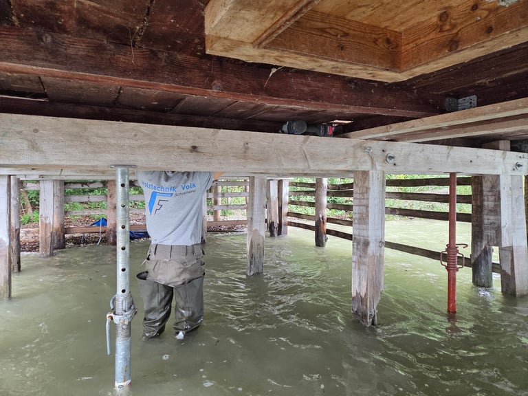 Professioneller Stegbau am Ammersee: Erneuerung der Unterkonstruktion im Wasser durch Schreiner von Holztechnik Volk.