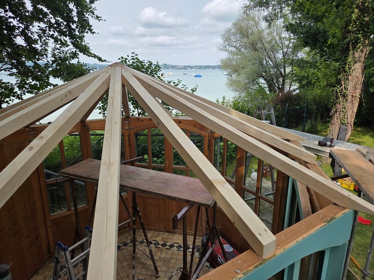 Präziser Dachstuhl-Aufbau für einen Gartenpavillon am Ammersee-Ufer durch die Schreinerei Holztechnik Volk.