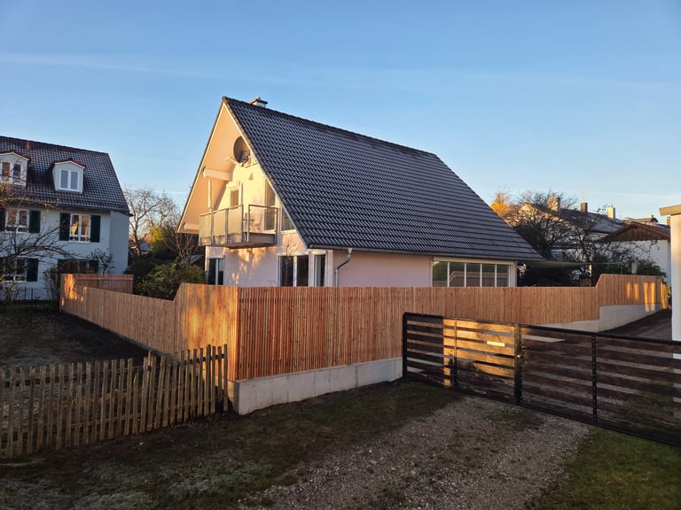 Einfamilienhaus mit neuem Sichtschutzzaun aus Holz und Gartentor von Holztechnik Volk am Ammersee
