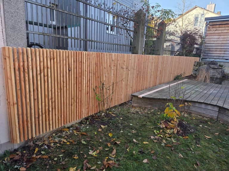  Hochwertiger Sichtschutzzaun aus vertikalen Holzlatten von Schreiner am Ammersee.