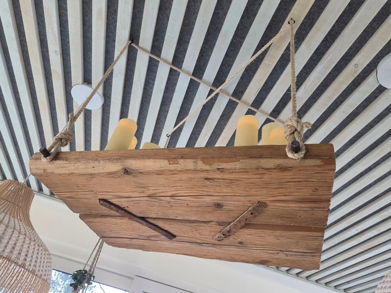 Rustikale Hängeleuchte aus Altholz mit Seilaufhängung und LED-Kerzen vor Akustikdecke aus Holzlamellen, Schreiner am Ammersee