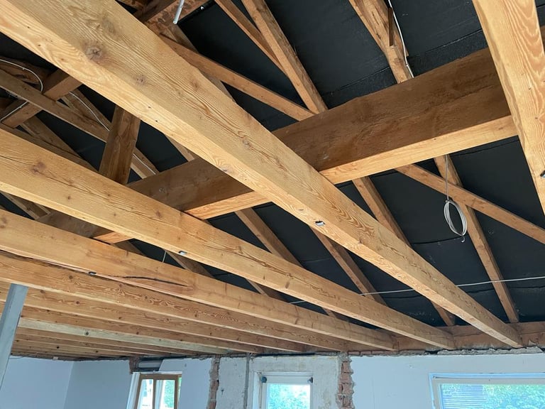 Neu verlegter Balkonboden aus hellen Holz-Dielen auf einem sanierten Holzbalkon, gut gemacht von der Schreiner am Ammersee.