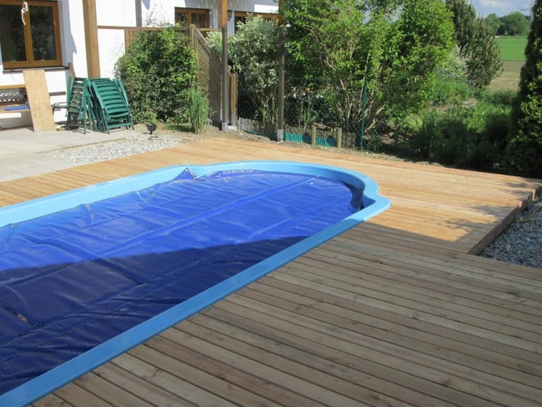 Maßgefertigte Holzterrasse als Poolumrandung im Garten von Holztechnik Volk am Ammersee