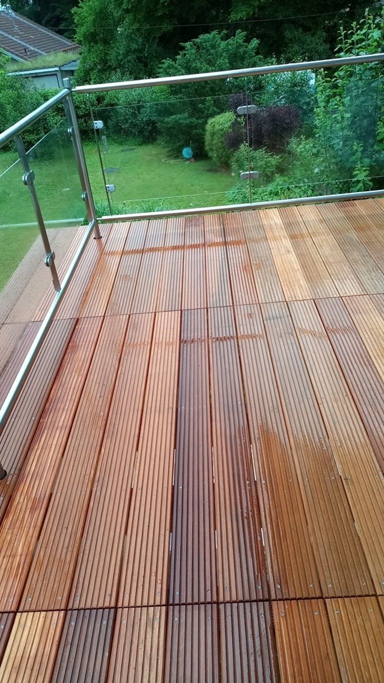 Hochwertige Holzterrasse mit Riffeldielen und modernem Glasgeländer von Holztechnik Volk am Ammersee