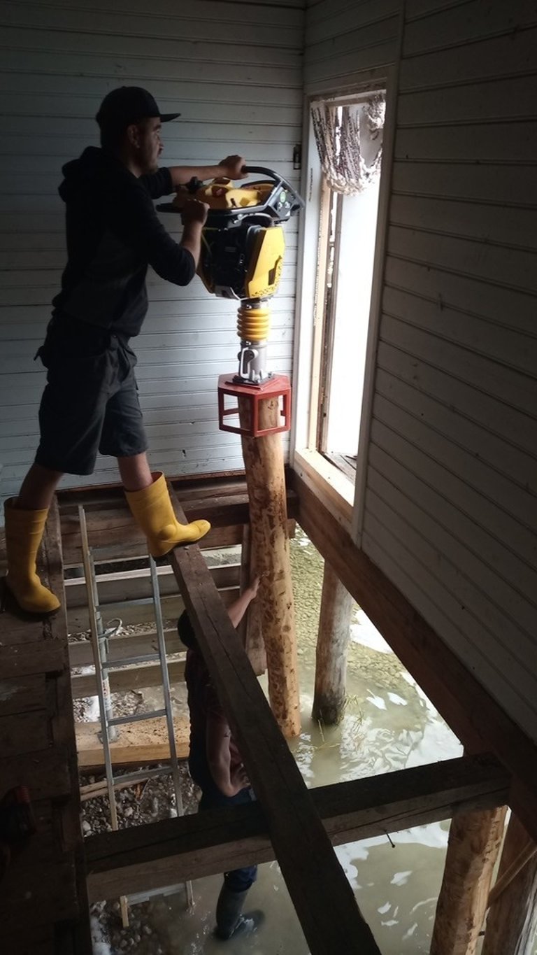 Setzen von Holzpfählen mit einer Pfahlramme bei der Bootshaussanierung durch Holztechnik Volk am Ammersee
