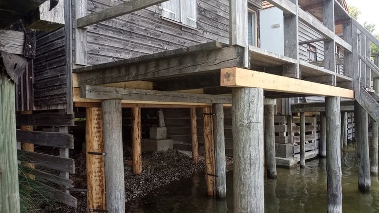 Sanierung der Unterkonstruktion und Holzbalken eines Bootshauses im Wasser von Holztechnik Volk am Ammersee