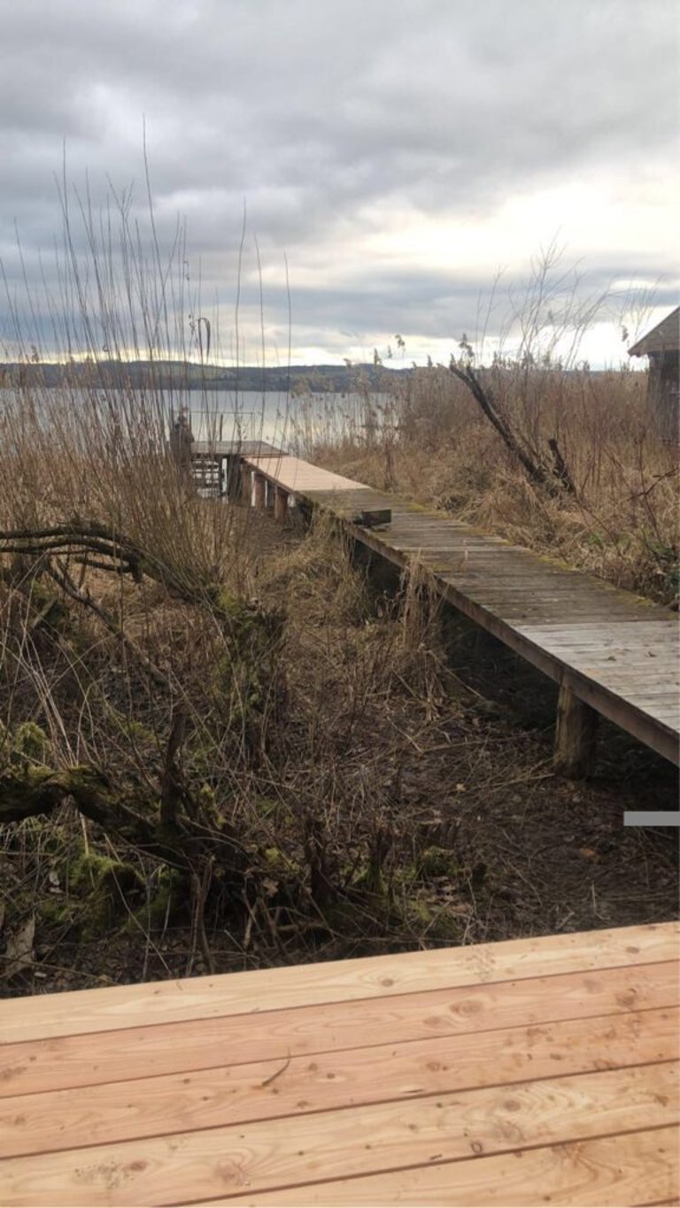Langer Holzsteg durch den Schilfgürtel am Ammersee von Holztechnik Volk