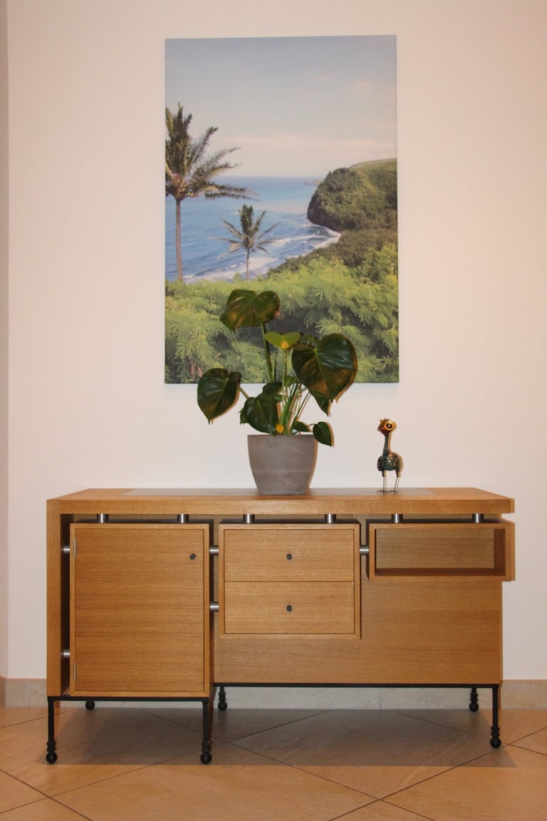 Maßgefertigtes Sideboard aus Holz mit Türen und Schubladen, Metall-Details und schwarzen Füßen.