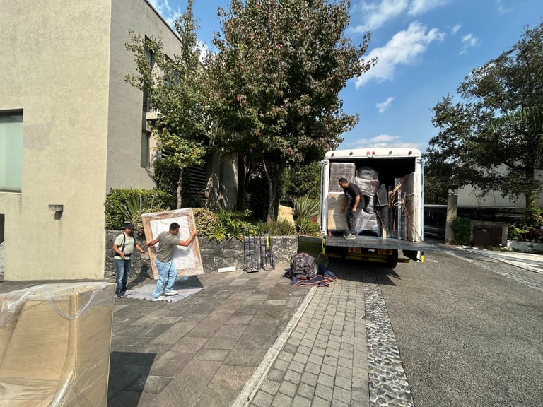  Staff de AVM Mudanzas realizando el empaque y transporte de obras de arte en Ciudad de México