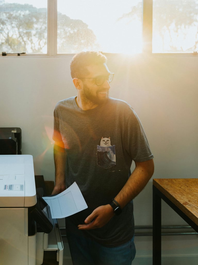 un homme dans un bureau qui porte un t-shirt avec un patch