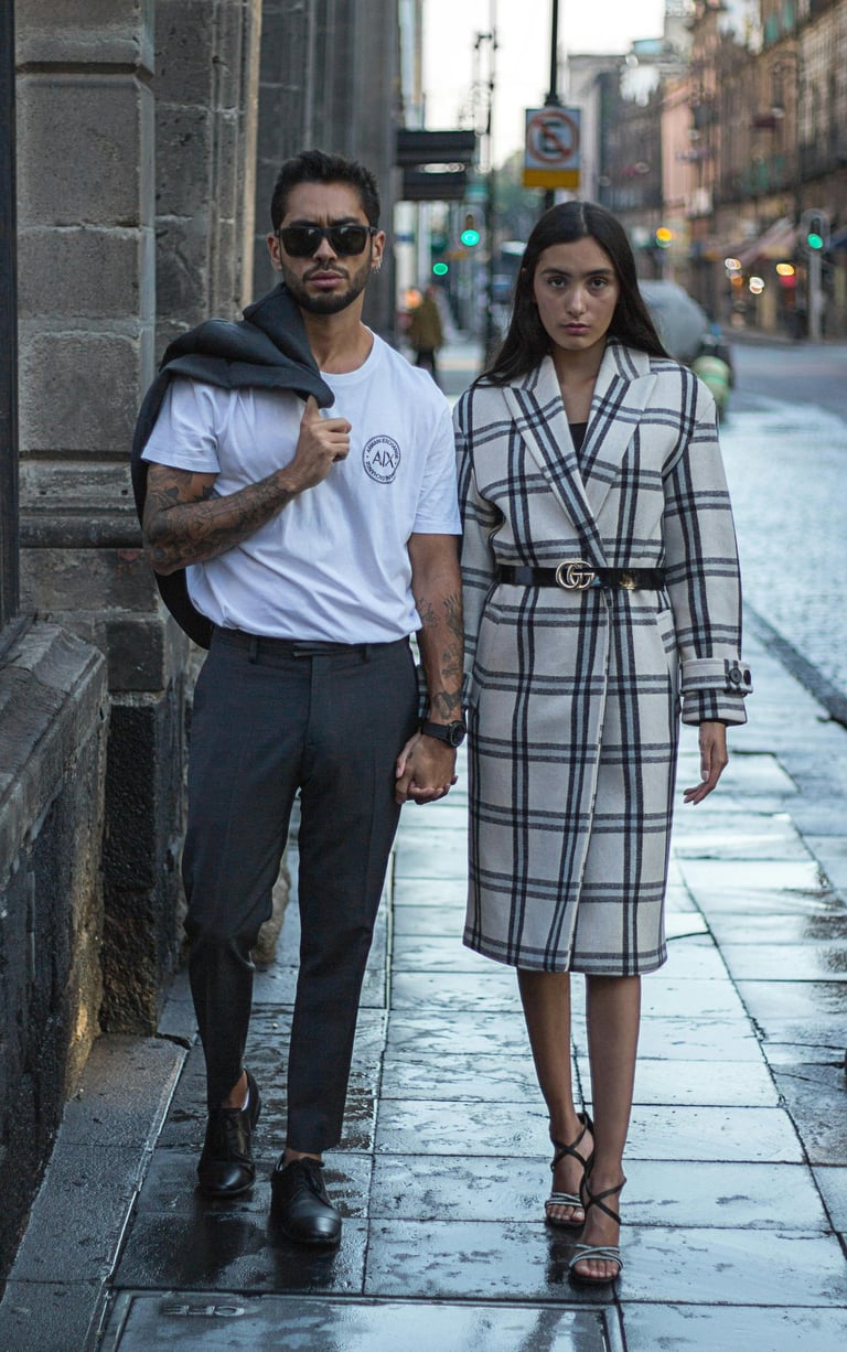 un couple qui marche dans la rue avec des vetements de marques