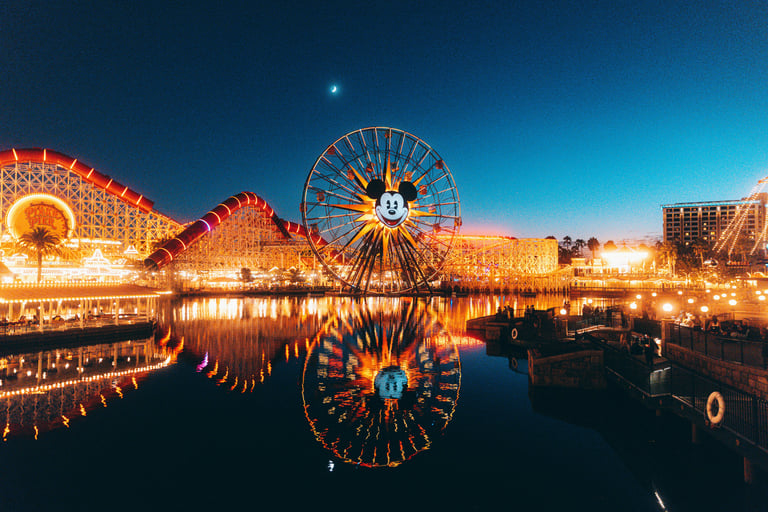Vista nocturna de Disney California Adventures